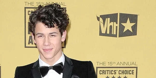 Sakit Tenggorokan, Nick Jonas Batal Manggung