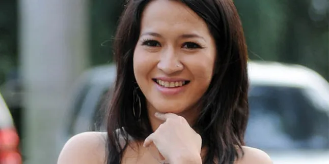 Okie Agustina Banting Tulang Untuk Beli Susu Anak-anak