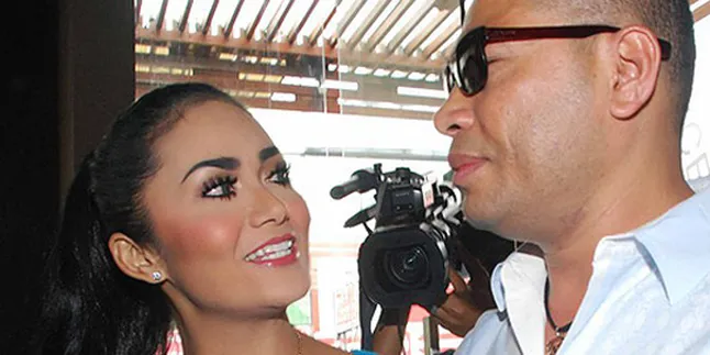 Psikolog: Ciuman Krisdayanti - Raul Tidak Etis!
