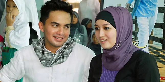 Demi Istri, Sahrul Gunawan Jadi Tukang Cuci Piring Demi Istri, Sahrul Gunawan Jadi Tukang Cuci Piring