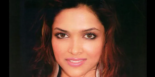 Deepika Padukone Pakai Sari Sambil Bersepeda