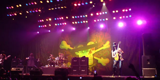 Slash Tampil Istimewa di Surabaya!