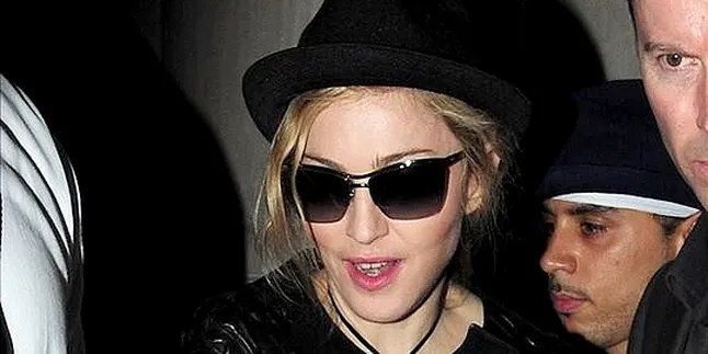 Madonna Merokok Lagi?