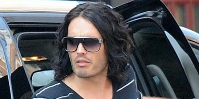 Russell Brand Alami Kecelakaan