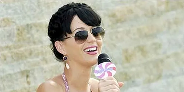 Katy Perry Preskon Pakai Bikini
