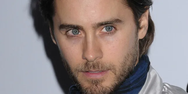 Jared Leto Ejek King of Leon Insiden Burung Dara