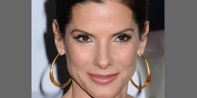Sandra Bullock Terima Penghargaan Teen Choice Awards