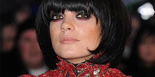 Hamil, Lily Allen Manggung Tanpa High Heels