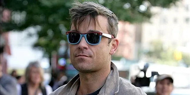 Robbie Williams Pinang Ayda Dengan Sekotak Kartu