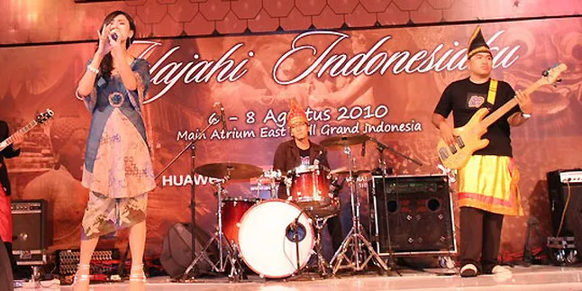 Ajeng Prihatin Lunturnya Budaya Indonesia