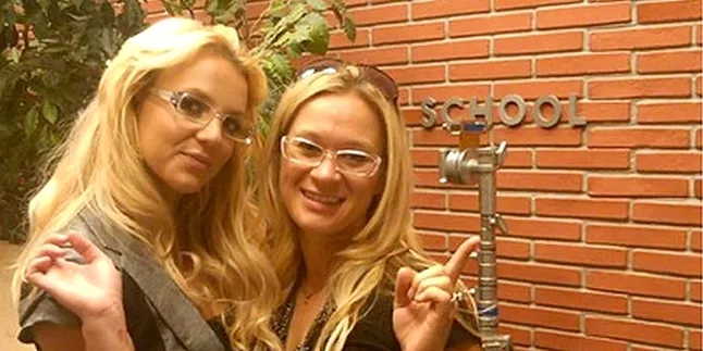 Britney Spears di Lokasi Syuting 'GLEE' Britney Spears di Lokasi Syuting 'GLEE'