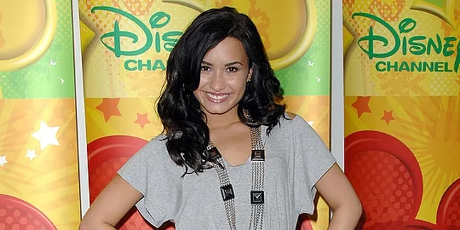 Demi Lovato Ketemu Mickey - Minnie di Premiere 'CAMP ROCK 2'