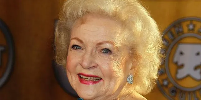 Betty White - Neil Patrick Harris Menang di Emmy Awards