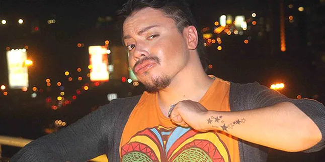 Sam Brodie Transformasi Jadi Tante Jenggot!