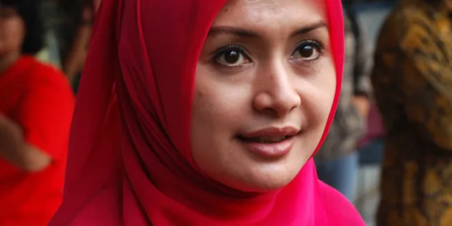 Edies Adelia Sempat Ragu Pakai Jilbab