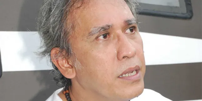 Iwan Fals Beri Semangat Franky Sahilatua