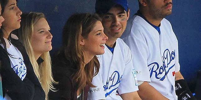 Joe Jonas - Ashley Greene Santai Nonton Road Dogs