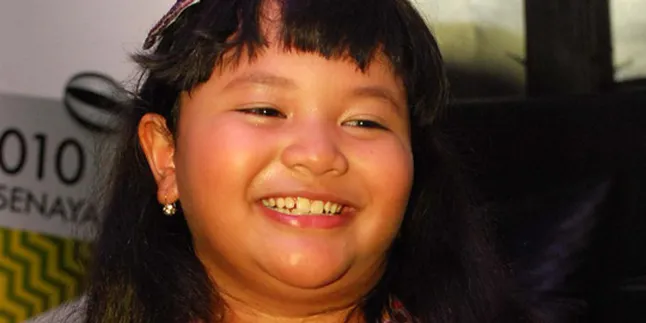 Mudik, Amel Sekalian Sumbangkan Baju di Kampung