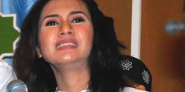 Cut Memey Datang Syuting Seperti Tamasya