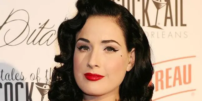 Dita Von Teese Jatuh Cinta Pada Lipstik Merah Dita Von Teese Jatuh Cinta Pada Lipstik Merah