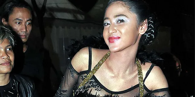 Dewi Perssik Lupakan Harga Diri Demi Anak