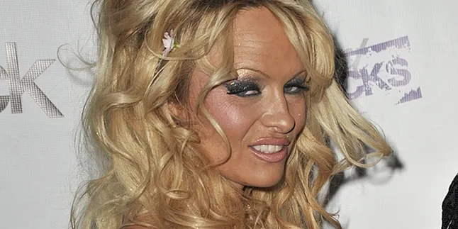 Pamela Anderson Suka Menggoda Pria Inggris