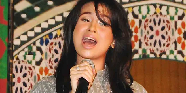 Ayushita 'Break' Syuting Stripping