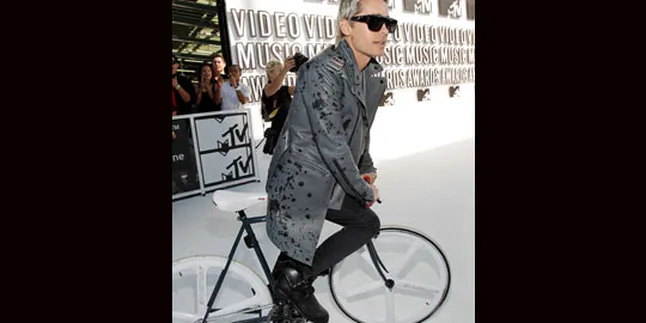 Kendarai Sepeda, Jared Leto Datangi MTV VMA 2010