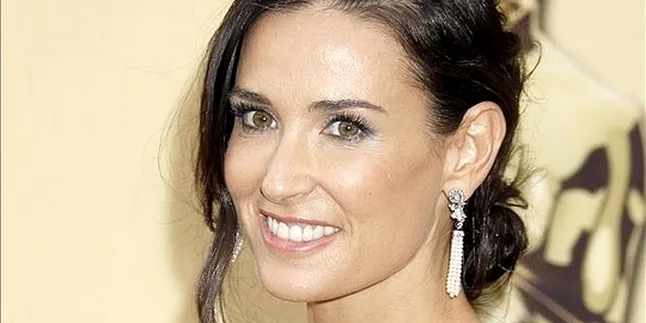 Demi Moore Terbang ke Australia Menuntut Hak Demi Moore Terbang ke Australia Menuntut Hak