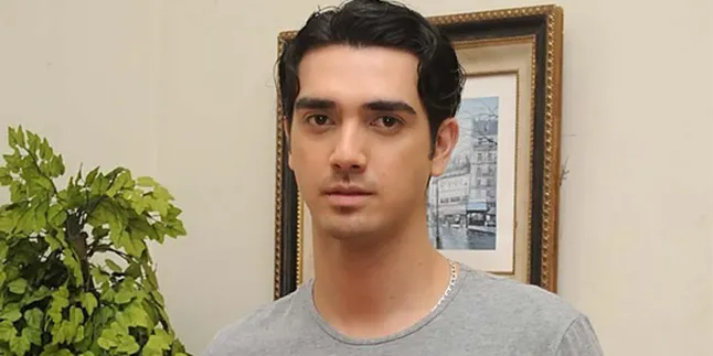 Fachri Albar 'Dipaksa' Berdandan Rapi