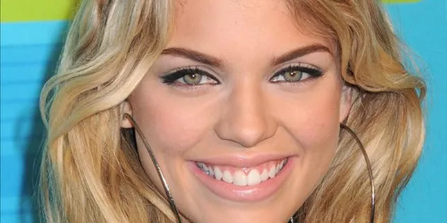 AnnaLynne McCord Lari Memakai 'High Heels'