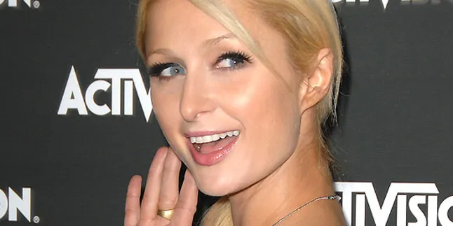 Batalnya Paris Hilton Bukan Gara-Gara Teroris
