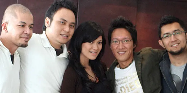 Ecoutez Tampil Manis di Autumn Jazz