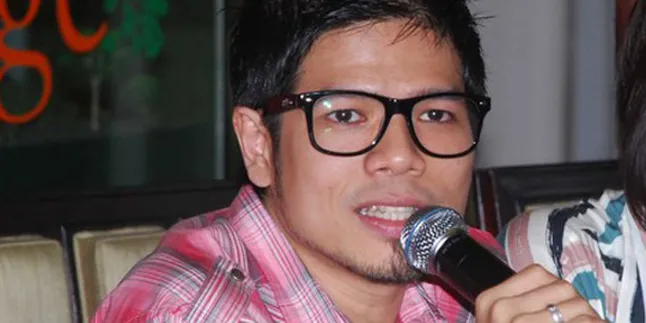 Baim Cicipi Makanan Anjing