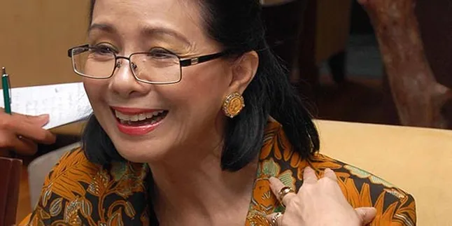 Surat Kelahiran Gadis Diserahkan Pada Poppy