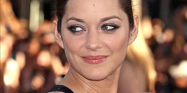 Marion Cotillard Berani Tampil Tanpa Make-Up Marion Cotillard Berani Tampil Tanpa Make-Up