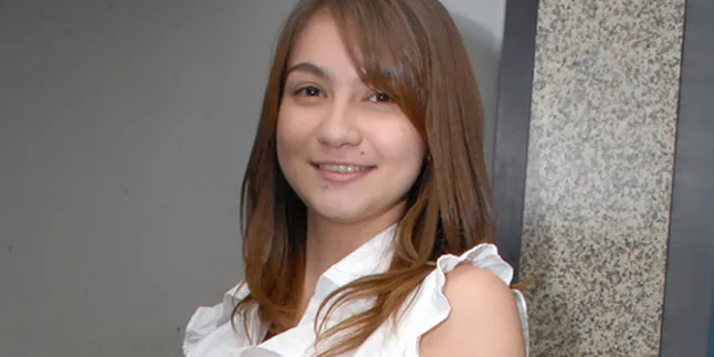 Alica Caestaro 'Break' Syuting Striping