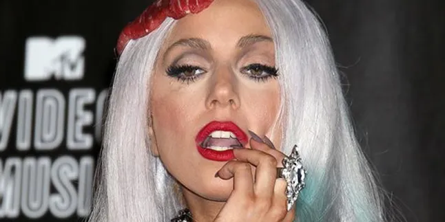 Lady GaGa Tanda Tangani Kontrak Dengan Armani Lady GaGa Tanda Tangani Kontrak Dengan Armani