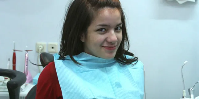Sheila Marcia Bangga Dengan Gigi Putihnya