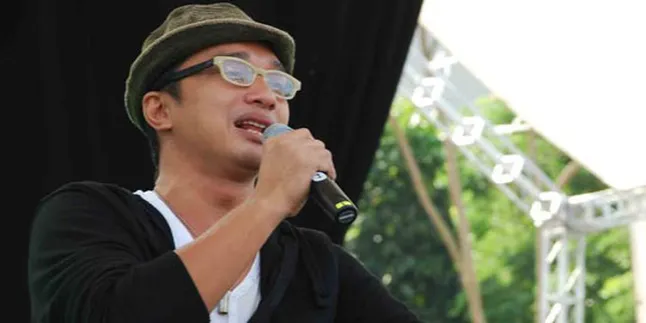 Dik Doank Biasa Cuci Tangan Selesai Main Gitar
