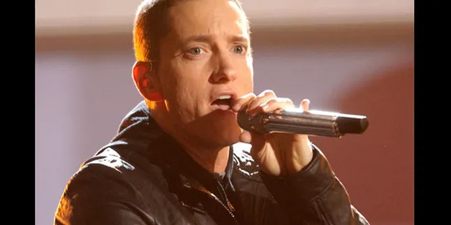 Eminem Akan Tiduri Rachel Weisz?