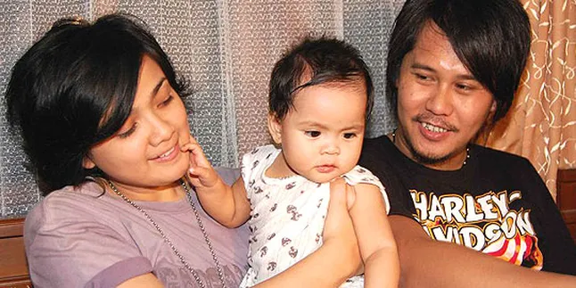 Ernest Momong Anak Saat Nirina Syuting Ernest Momong Anak Saat Nirina Syuting