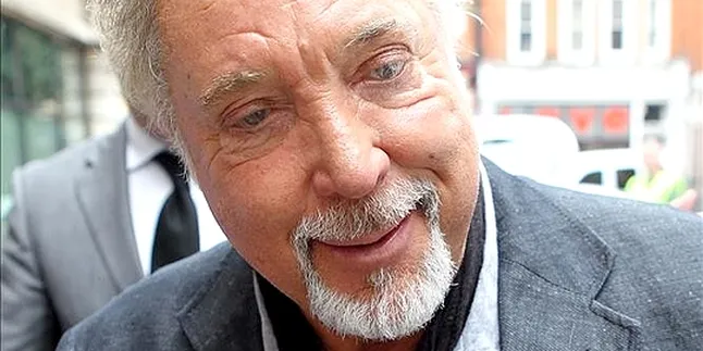 Tom Jones Gagal Jadi James Bond Tom Jones Gagal Jadi James Bond