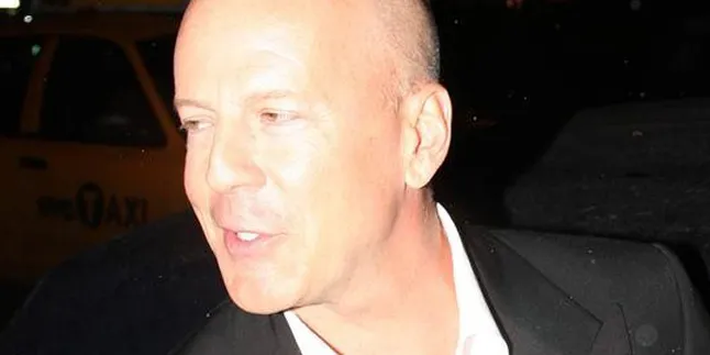 Bruce Willis Pakai Wig Dari Daging!