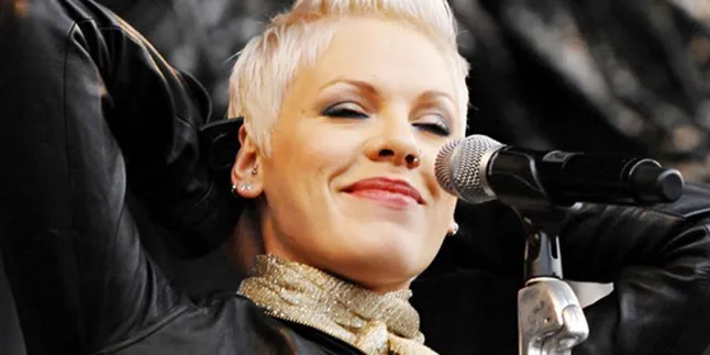 Pink Terima Penghargaan Dari Komunitas Gay