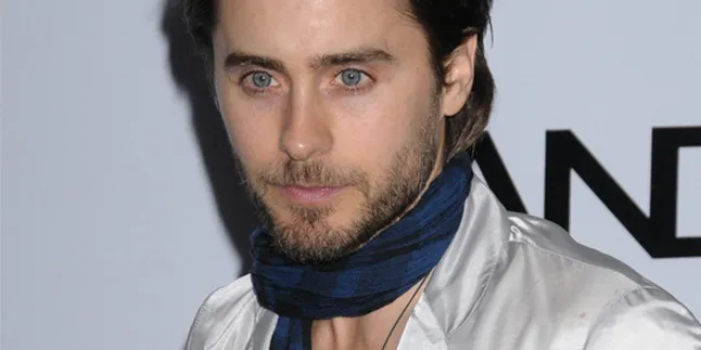 Jared Leto Jalan-Jalan Pakai Baju Perempuan