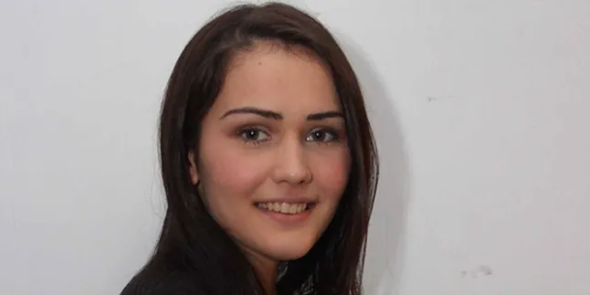 Senk Lotta Diberi Bunga Lelaki Tak Dikenal