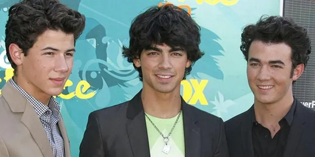 The Jonas Brothers Beri John Lennon 'Tribute'