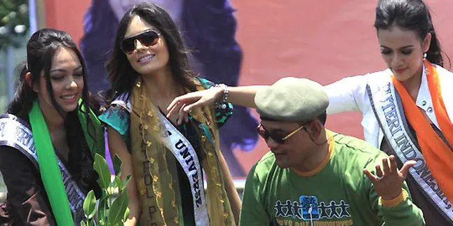 Miss Universe 2010 Tanam Pohon Bareng Satpol PP Miss Universe 2010 Tanam Pohon Bareng Satpol PP