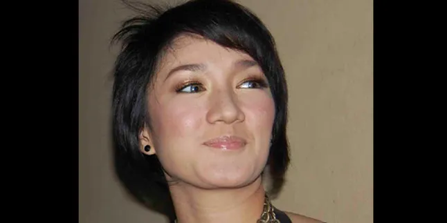 Melly SHE Lewatkan Momen Terpenting